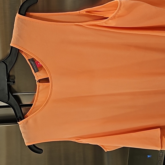 💕VINCE CAMUTO💕 Cold Shoulder Short Sleeve Blouse ~ Salmon Pink Medium M NWOT - Picture 3 of 7